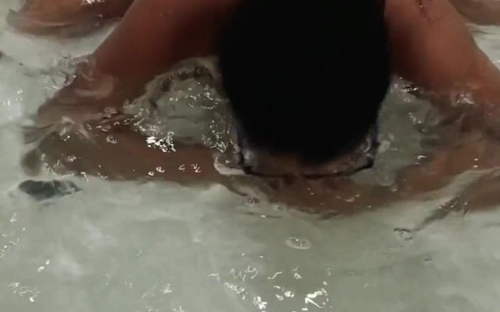 Anabel 693: Pod vodou šukám svou kundičku s Bubbles