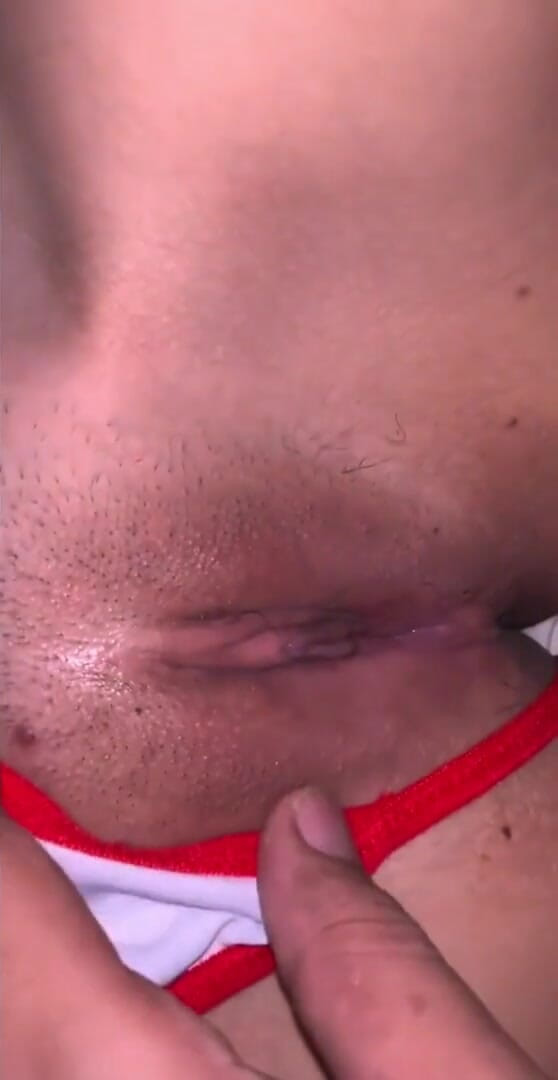 Hashini Hirunika: Jugando con las tetas y el coño