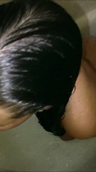 Linda se excita tanto chupando polla necesita sentarse