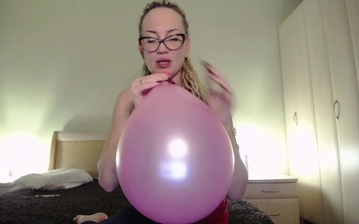 Bad ass bitch: Pijpbeurt om kleine roze ballon te knallen