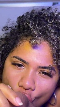 Perfeita garota negra adora fazer paus duros com a boca