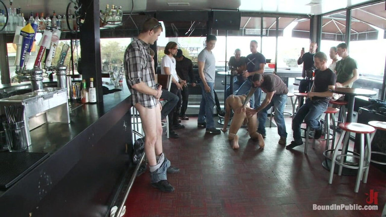 Bound in public: Due troie pelose si abituano in un bar pieno di...