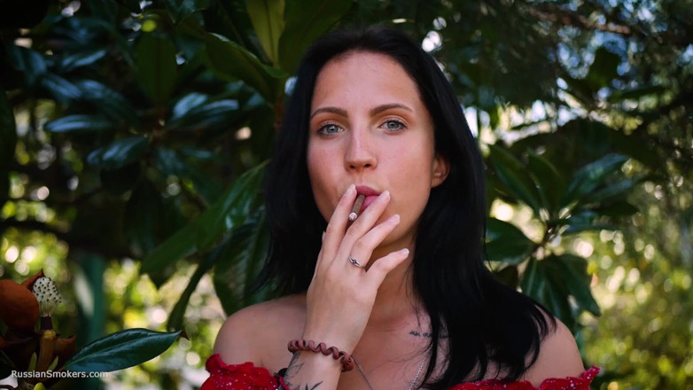 Russian Smokers: Kırmızı elbiseli ateşli esmer kadın sigara içiyor