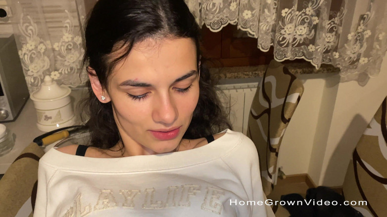 Homegrown Video: 索菲亚的热辣屁股太紧了