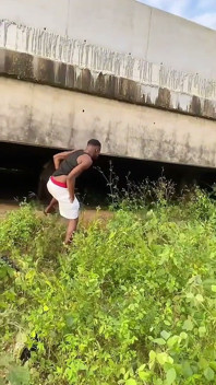 Sous Le Pont Dans La Nature, Il Se Fait Enculer Bien Comme Il Faut...