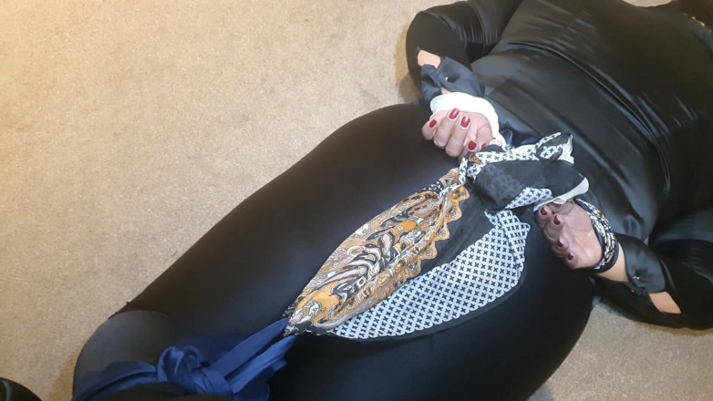 Slutty Ms B: Błyszczące legginsy i satynowa bluzka bondage