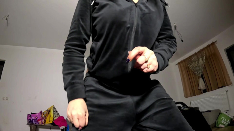 MilfyCalla: Velvet tracksuit trêu chọc - hút thuốc, vú to &amp; quần lọt...