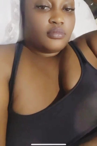 Me and my new slut: Dik zwart meisje heeft een dik poesje en ze masturbeert