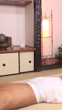 Tatami berbulu basah seperti benang, Miyano Yukana mengusap tatami miliknya dengan mulutnya setelah ejakulasi internal.