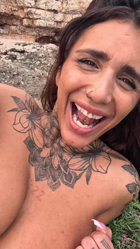 Gape de fisting dans une falaise dans la nature - une salope tatouée se fait étirer grande ouverte