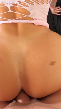 Bombshell, blonde slimthick Vic entleert einen großen schwanz in ihre kehle