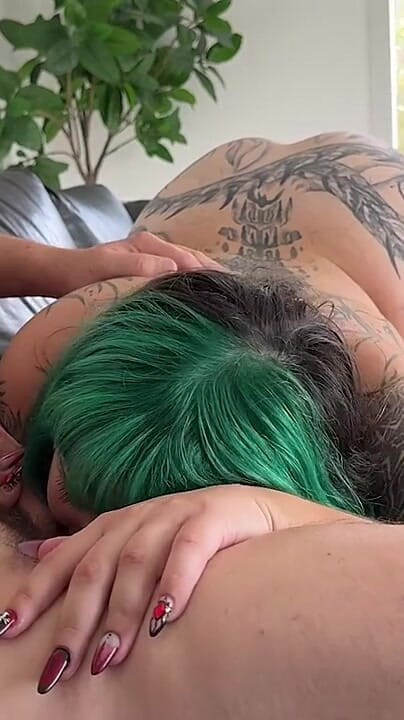 Video Porno One: Tiene Sexo Con Su Jefe, ¡él Está Emocionado Con Sus Tatuajes...