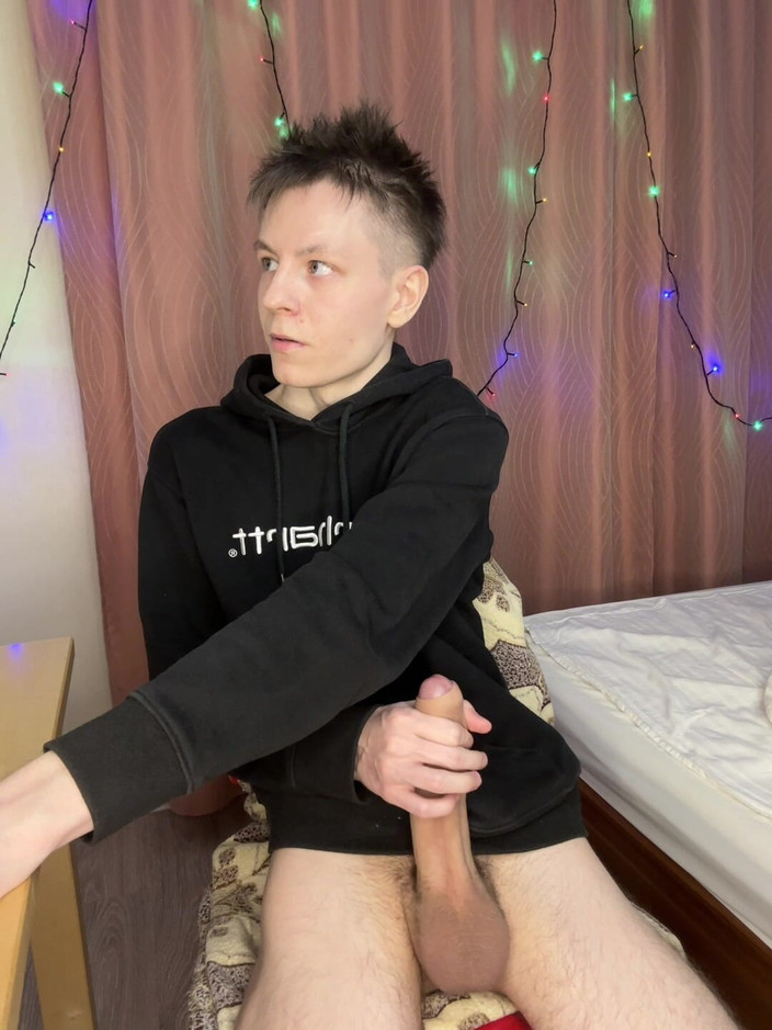 Morflot24: Твинк покачивает простату во время интенсивной соло-накачки рукой