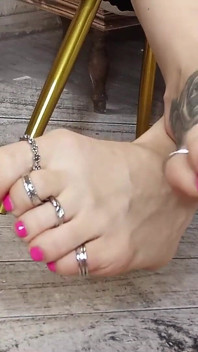 Lady Angela Teman wanita Domina Awak Memakai Cincin Kaki - Fetish Foot Tattoo