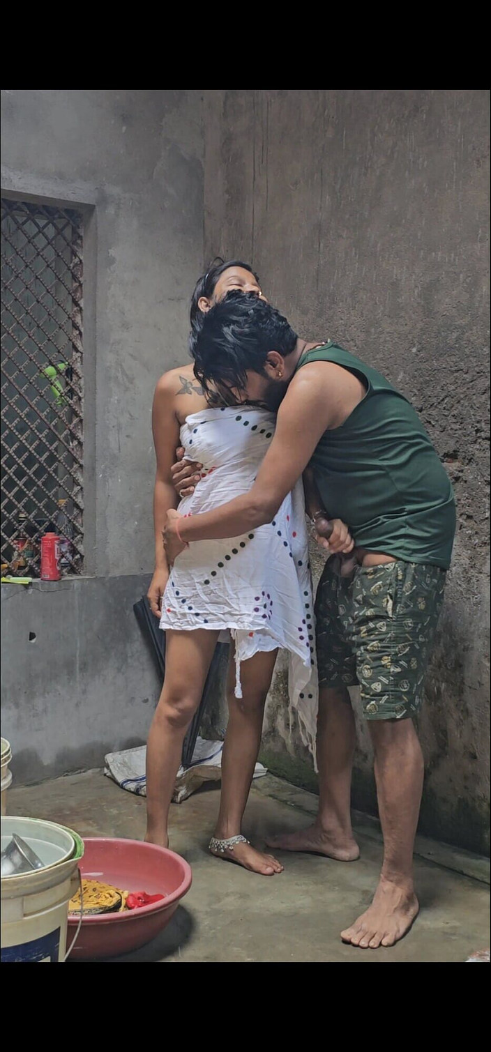 Aalox: पहली बार चुपके से गांव की सौतेली बहन को नहाते हुए पकड़ा