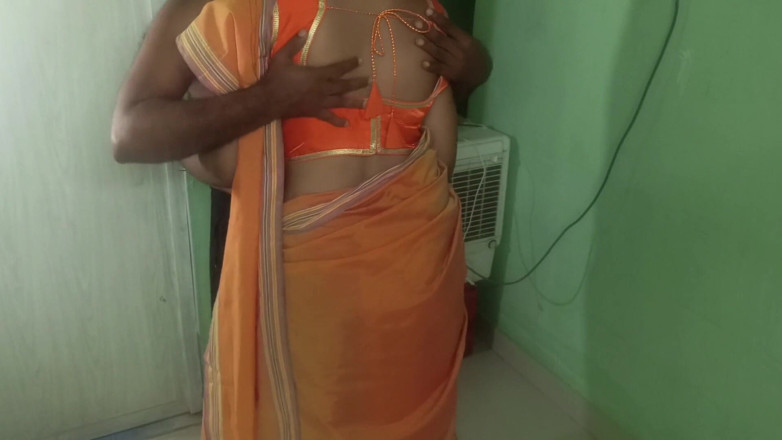 Wonder: shaadishuda glaimar mahila orenj saari stainding pojishan romans