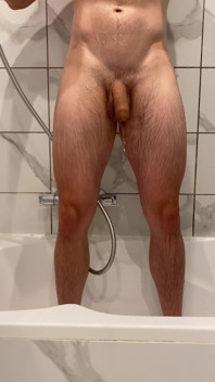 Il mattino inizia proprio quando gocce calde di acqua scivolano lungo il mio corpo nudo...