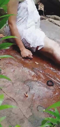 Une fille sexy se baigne et baise