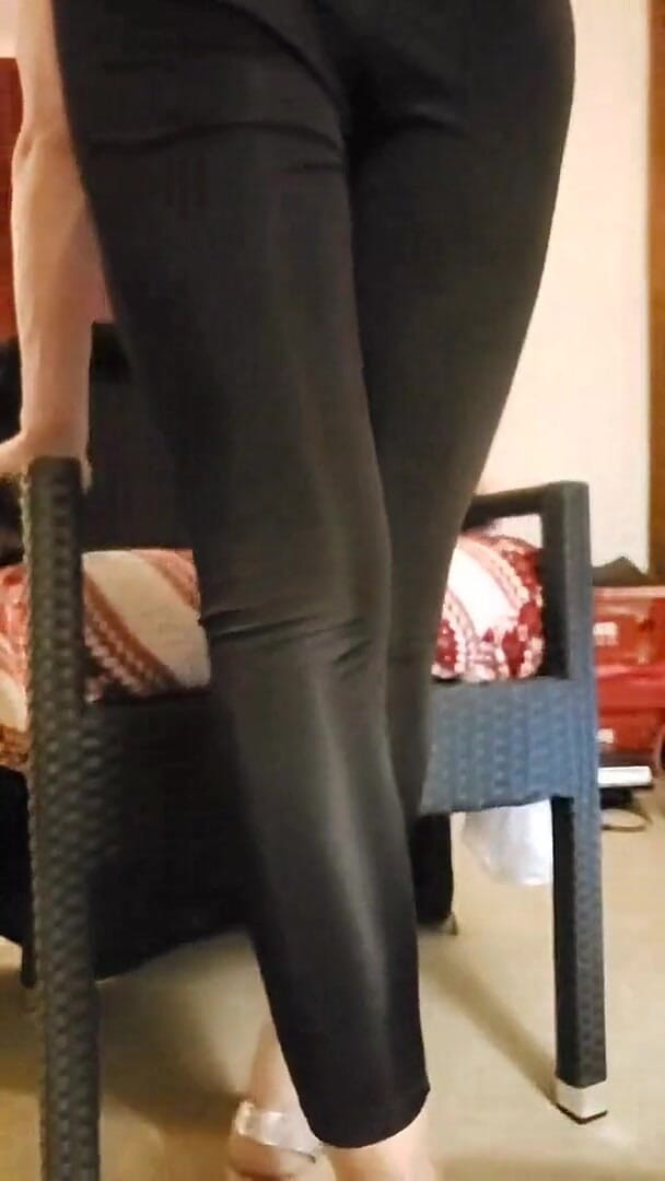 Leggins Bitch Sucht Dicken Nylonschwanz (The Hijacker)