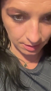 Aç amcıklı güzel orta yaşlı seksi kadın tuvalette işiyor, yakın çekim işiyor 182 - çiş çaresizliği ve ıslak amcık mastürbasyonu- i'v