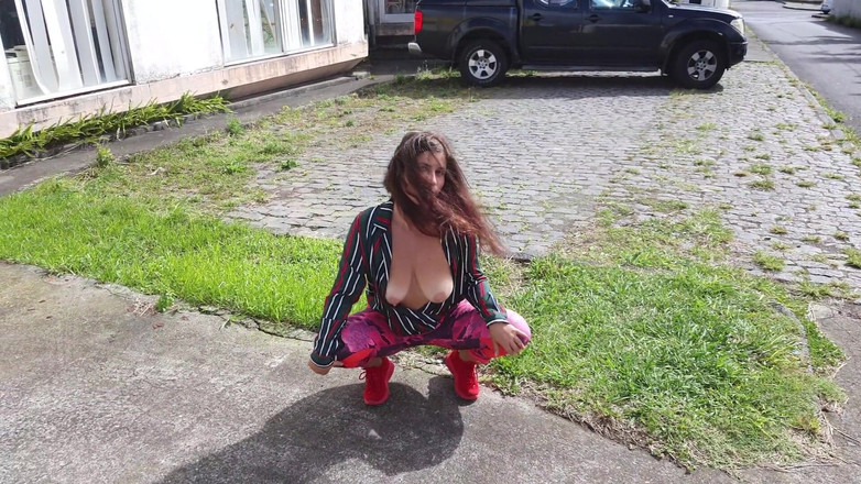 ExpressiaGirl: Extremes mädchen spielt auf der öffentlichen straße mit ihren möpsen!