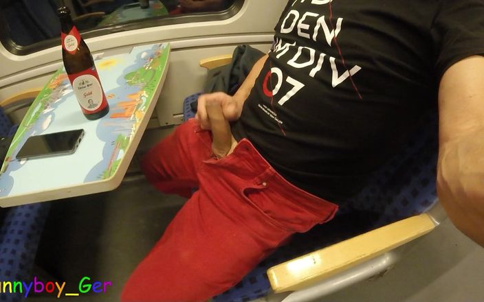 Funny boy Ger: Facet potajemnie szarpie kiełbasę w jadącym pociągu, a następnie bezczelnie...