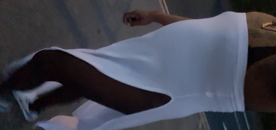 Lingeriemanx69: Abito bianco e passeggiata in strada