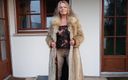 Martina West: Martina con un abrigo de invierno y leggings de leopardo...