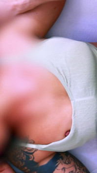 Futai dur cu acea studentă sexy tatuată