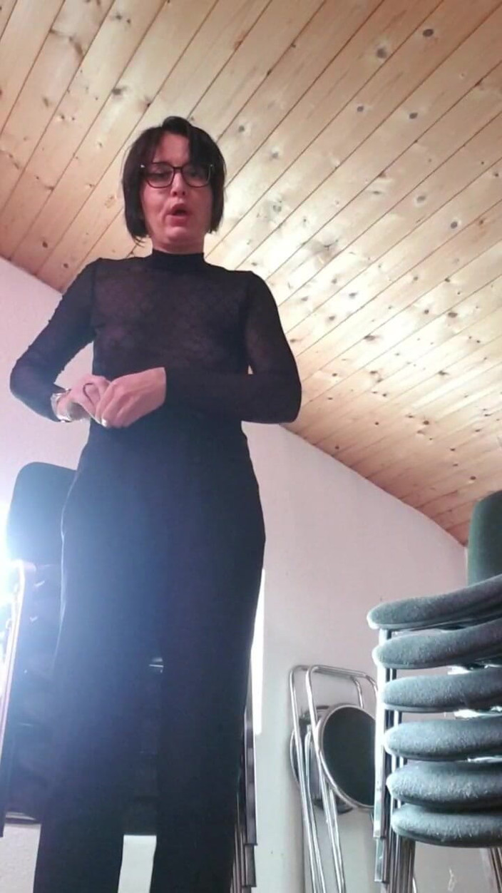 JulieEroticDress: Squirt-Pause bei der arbeit