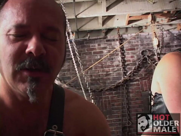 Pantheon men: Dungeons &amp; daddies: leren groepsneukpartij