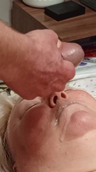 Koleksi video cewek sange ini lagi asik masturbasi sampai kencing di mulut