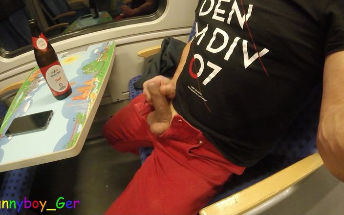 Funny boy Ger: Chico secretamente se masturba la salchicha en un tren en...