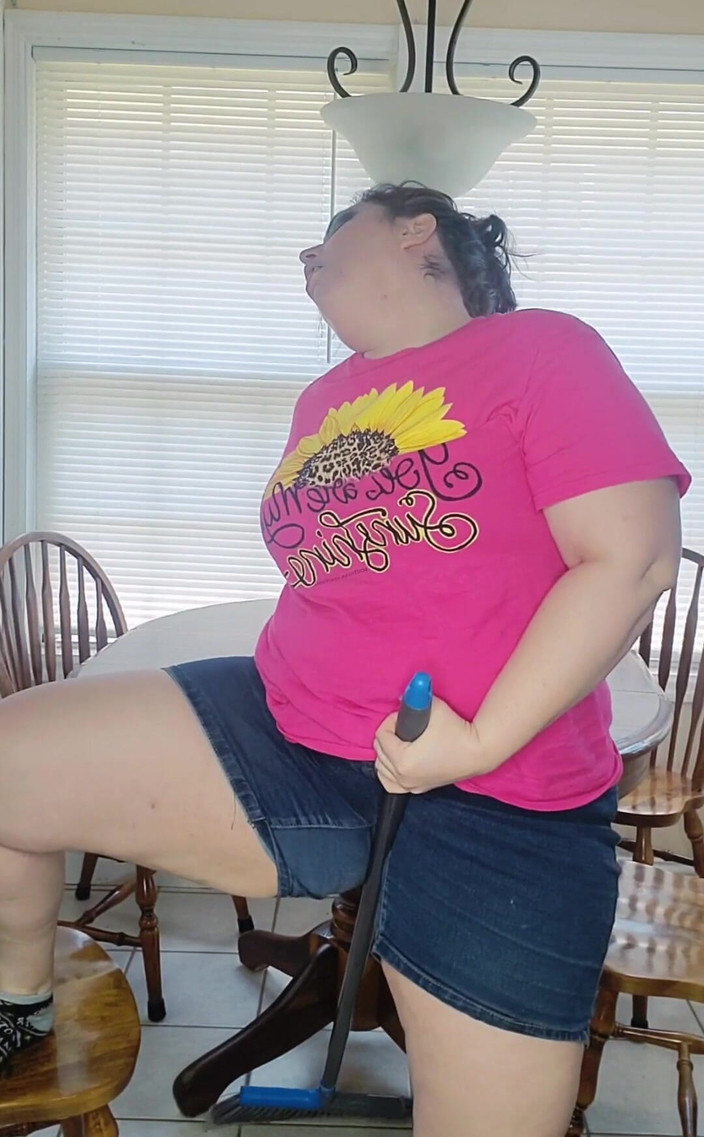KinkyKatie: Eu sou um idiota, mas eu estava limpando minha cozinha...