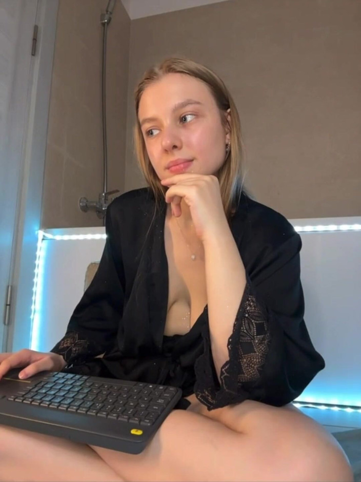 JuiceLussie: Blonde amateurin fickt so heiß im badezimmer