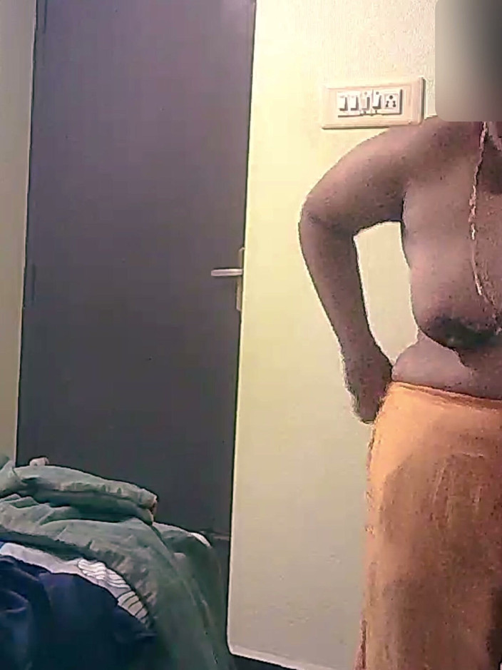 Black & white desicat: Sexy Big Ass &amp; Tits Desi Aunty Dress Change Video