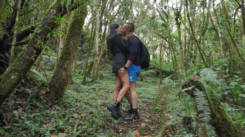 ASHLEYHAROLDSW: Sora vitregă se fute în pădure și primește spermă pe țâțele ei