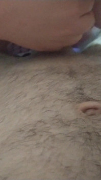 Minha namorada indiana uma garota com peitos grandes e boca, entrou na sala e começou a lamber meu pau