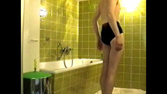 Mark Hannes: 裸体展示，驼峰自慰和淋浴仍然用 hi8 拍摄