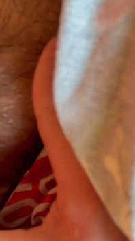 Kaki besar dan semak berbulu dalam seluar dalam