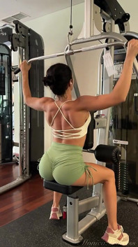 Morena gostosa mostra sua bunda perfeita e costas musculosas