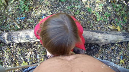 MILF Oxana: Outdoor-blankziehen und blowjob im autumn park