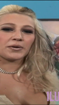 Rubia con grandes tetas destruyendo su coño perforado