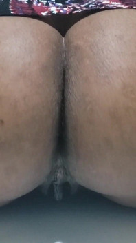 침대에서 땀을 흘리는 여름의 열정, 물론 이 더위 속에서 나는 참을 수 없었어 - 진짜 집에서 섹스