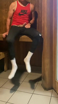 Dilf Jockdad87 je znovu nadržená v sauně!