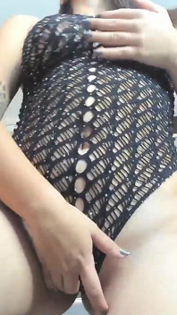 라이브 중임을 깨닫지 못하고 카메라에서 춤을 추는 부드럽고 달콤한 젊은 남자