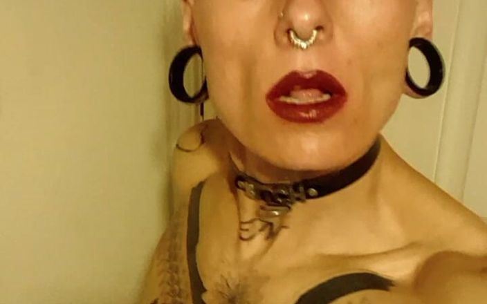 Nora Foes: Dziwka. Bronzeada cadela dançando