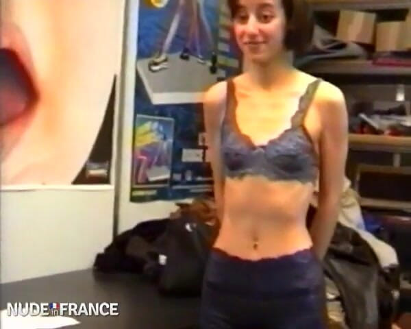La France a Poil: Caroline, wspaniała mała nimfomanka, dyskretna i bardzo podekscytowana