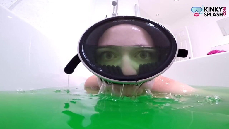 UKCuteGirl Lucy Lauren: Schmutziger green schleimmasken-blowjob