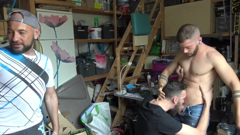 Gaybareback: Barbeck bị đụ bởi bisexuel twink gợi cảm